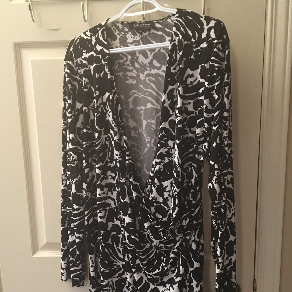 Plus Size black and white Jones of New York Jersey Floral Print Wrap dress